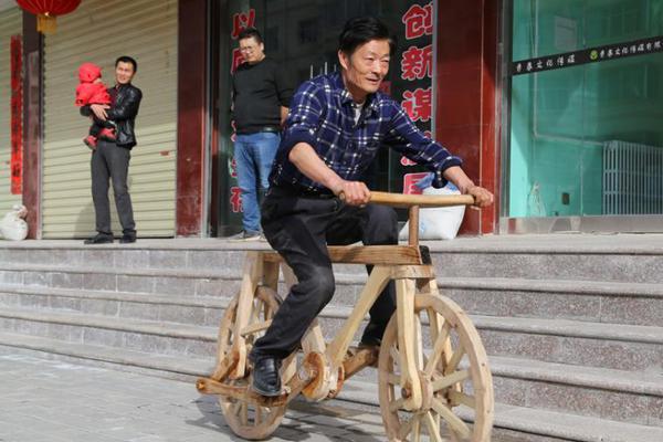 外媒关注：中国钢架雪车选手头盔“古风浓”